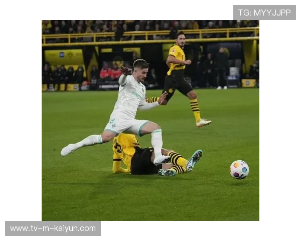 多特蒙德边线连贯推进形成猛烈攻势